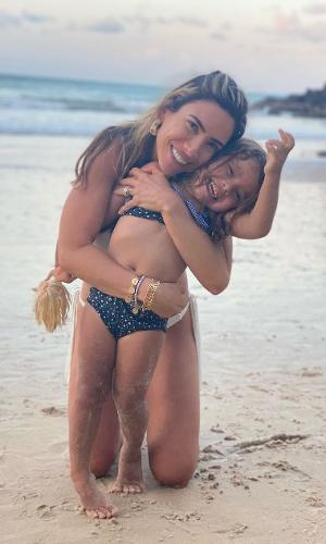 Patricia Abravanel posa com a filha em praia 