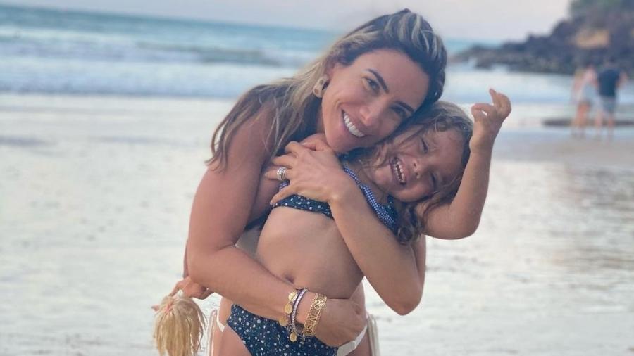Patricia Abravanel posa com a filha em praia  - Reprodução/Instagram