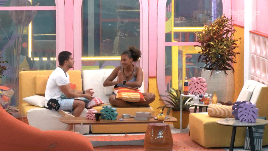 BBB 22: Jessi e Arthur conversam na área externa após eliminação de Naiara Azevedo - Reprodução/Globoplay