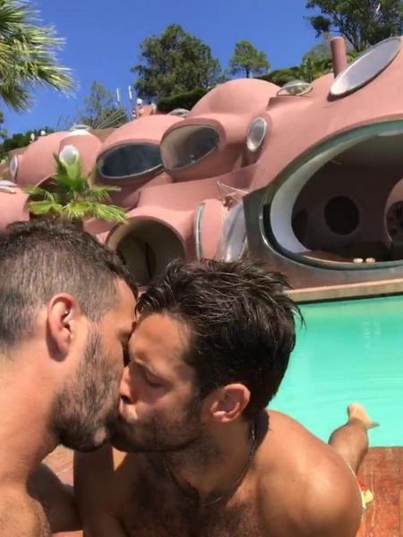 Simon Porte Jacquemus em clique beijando o noivo, Marco Maestri, para comemorar o Valentine"s Day - Reprodução/Instagram
