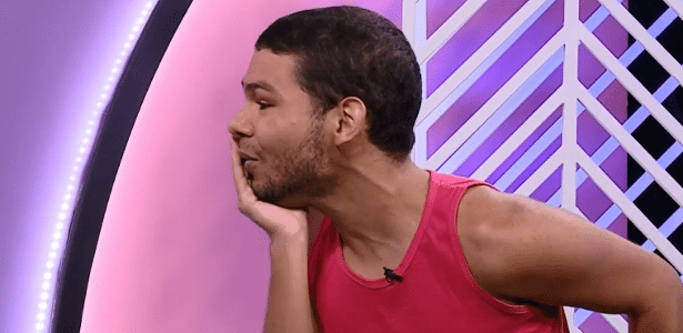 BBB 22: Vyni fica surpreso ao ver suas redes sociais atualizadas