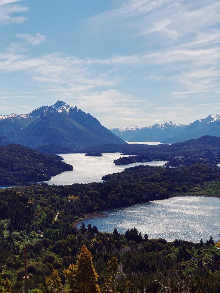 Vista de Bariloche, na Argentina, do alto - Thayran Melo/Unsplash - Thayran Melo/Unsplash