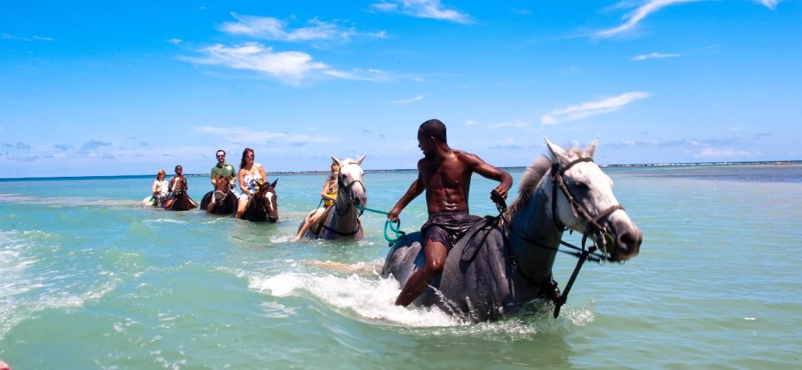 Passeio de cavalo na praia: uma das atrações mais conhecidas do litoral jamaicano  - Getty Images