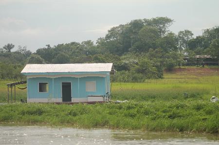 Casa flutuante em área do lago Janauacá que secou. Durante a visita da expedição, o canal de água estava apenas com cerca de 40 cm de profundidade