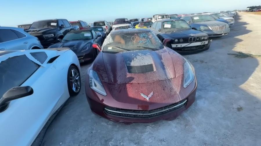 Chevrolet Corvette danificado por furacão na Flórida