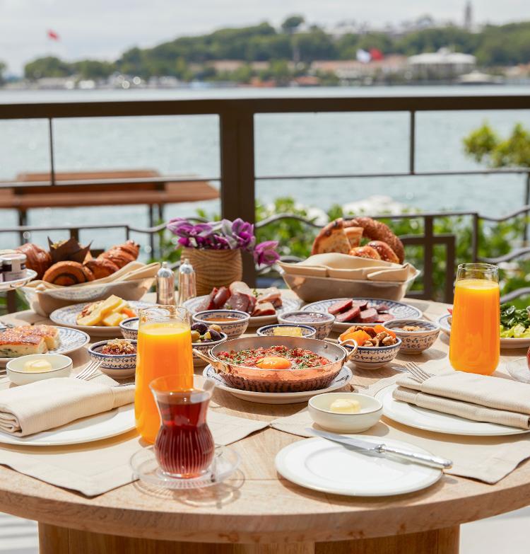 Um típico café da manhã turco servido em um dos cenários mais icônicos do país: onde Oriente e Ocidente se encontram