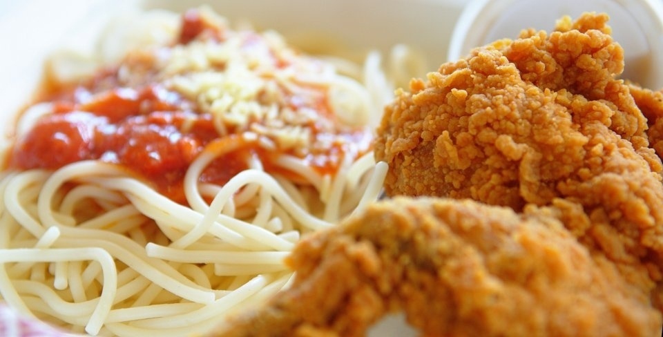 McSpaghetti: Não pense que você alucinando se, ao entrar em um McDonald´s das Filipinas, você ver alguém sorvendo uma macarronada. No país asiáticos, os restaurantes da marca servem o McSpaghetti, que ainda vem acompanhado por uma coxa de frango empanada - Divulgação/McDonald´s