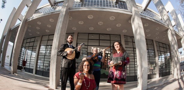 O bandolinista Danilo Brito, a percussionista Roberta Valente, a produtora cultural Iraê Garcia (de óculos) e o violonista João Baliu se encontram no Teatro Municipal Artur Azevedo, na Mooca, que reabre como sede do Clube do Choro de São Paulo - Rodrigo Dionisio/Folhapress