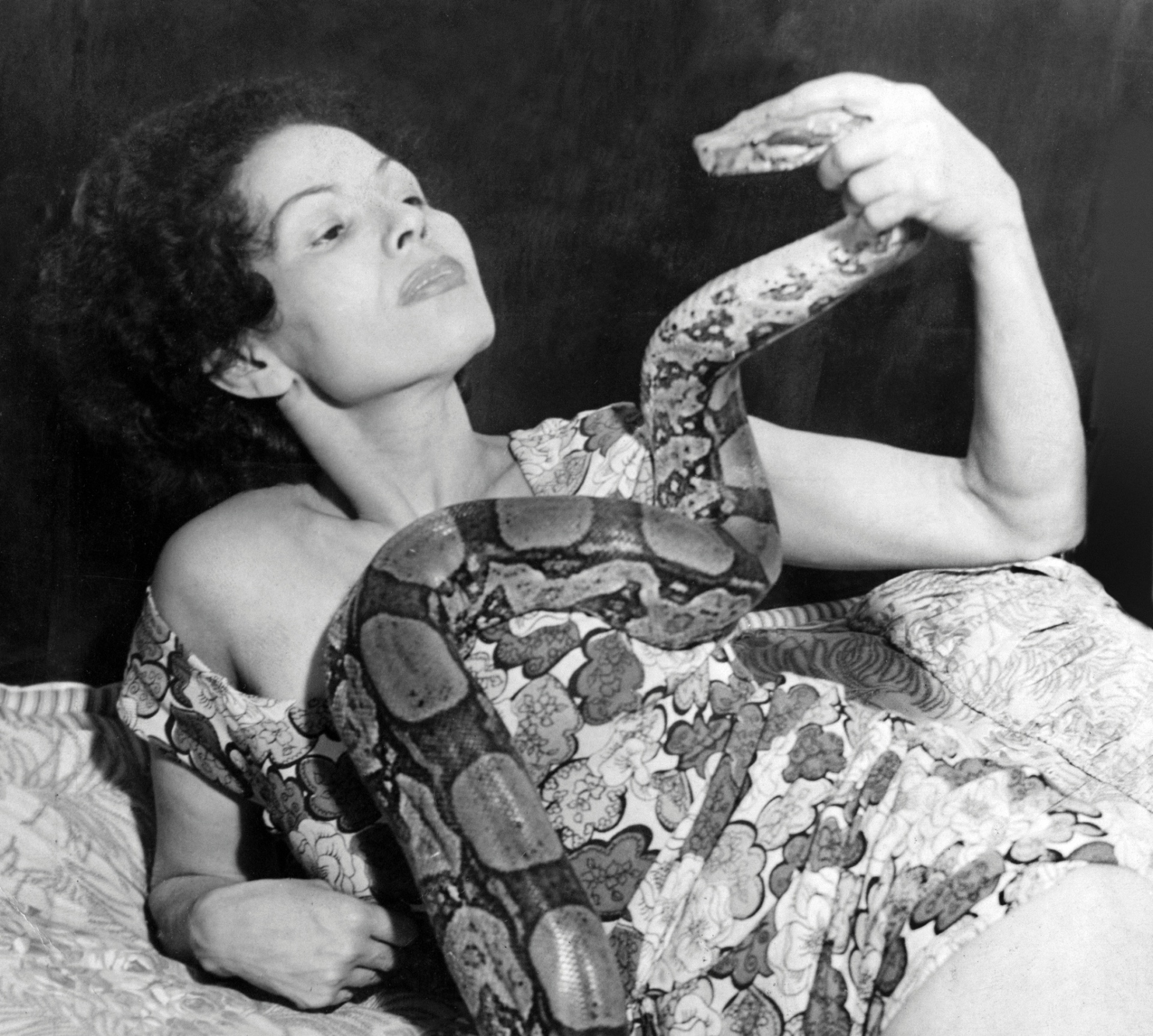 A faquiresa Suzy King em imagem do livro "Cravo na Carne: Fama e Fome - O Faquirismo Feminino no Brasil", de Alberto de Oliveira e Alberto Camarero - Reprodução