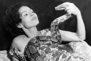 A faquiresa Suzy King em imagem do livro "Cravo na Carne: Fama e Fome - O Faquirismo Feminino no Brasil", de Alberto de Oliveira e Alberto Camarero - Reprodução