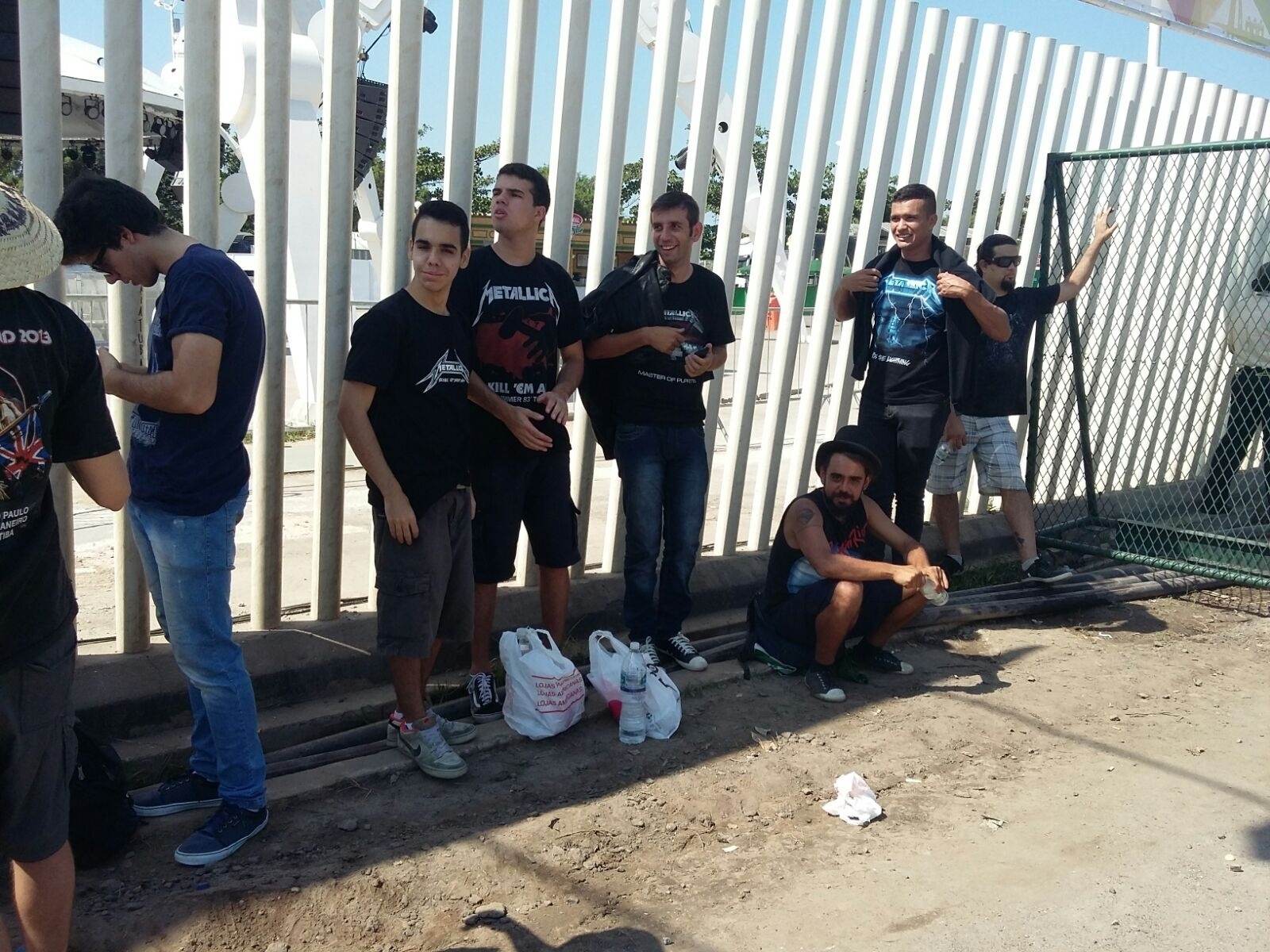 19.set.2015 - Fãs de Metallica formam fila do lado de fora da Cidade do Rock no segundo dia de Rock in Rio 2015. A banda é uma das principais atrações da noite no Palco Mundo - Marcela Ribeiro/UOL