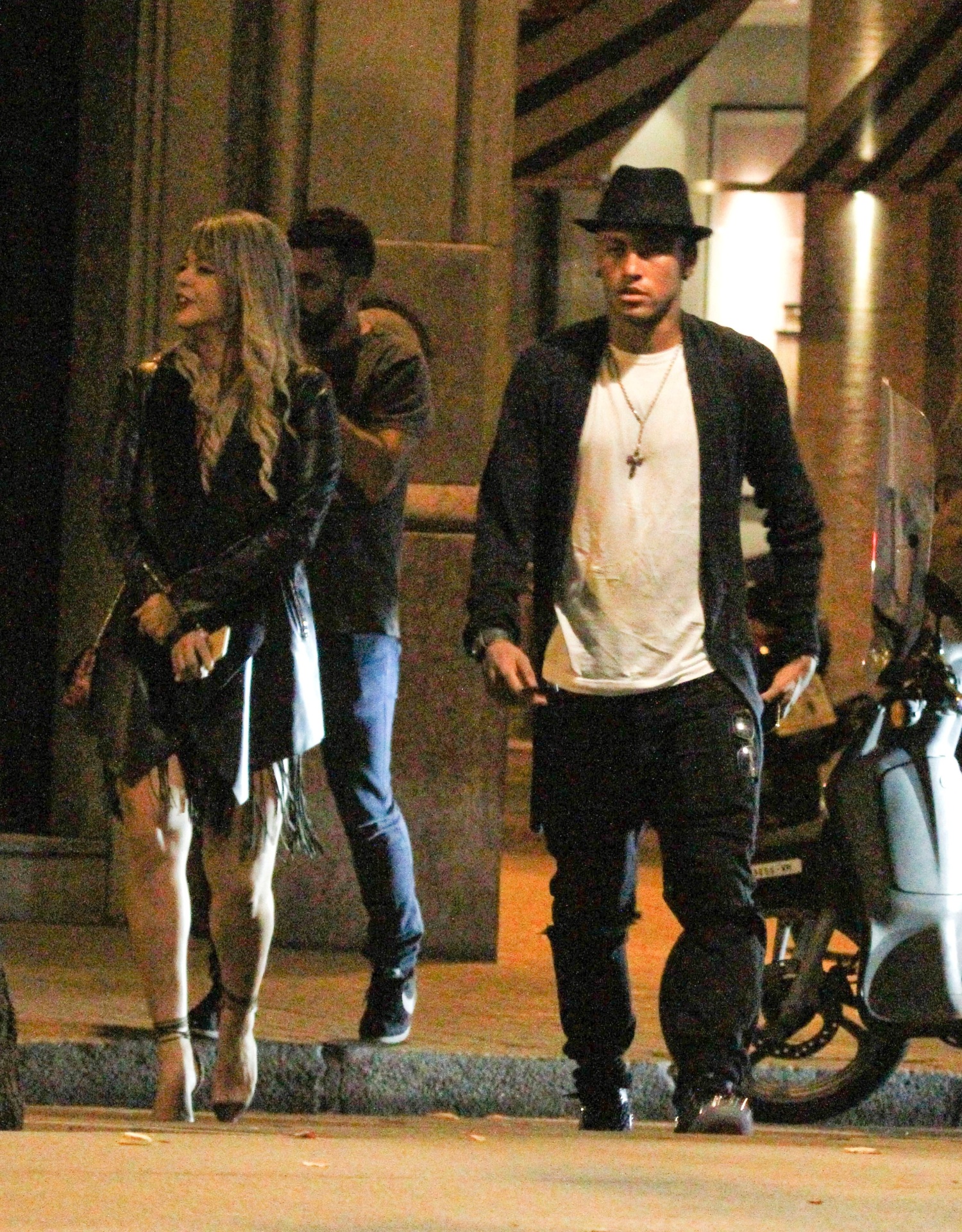 21.set.2015 - Neymar é fotografado ao lado de loira ao deixar restaurante em Barcelona (Espanha), na madrugada de segunda-feira. Segundo a agência Grosby Group, o jogador de futebol jantou com a mulher e com um grupo de amigos após uma partida do Barcelona contra o Levante - Jordi Galbany/The Grosby Group