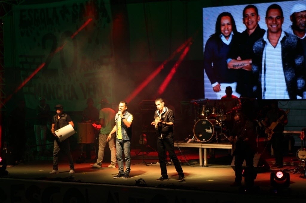 31.out.2015 - Grupo Revelação se apresenta na festa de 20 anos da escola de samba Mancha Verde, na quadra da agremiação, em São Paulo - Junior Lago/UOL