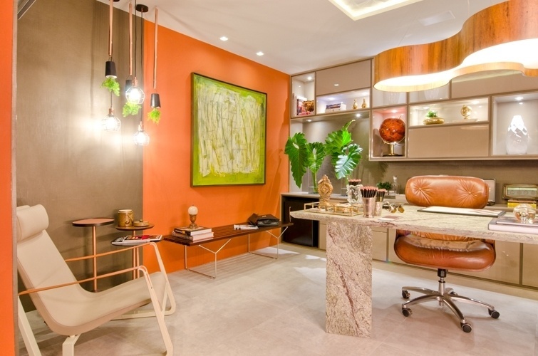 Quer colocar plantas no home office de um jeito criativo? Siga a ideia de Cecília Sales Garcia e Flávia Melo Furtado: além de um vaso de folhagens sobre a bancada, a dupla pendurou delicados cachepôs que também são luminárias | A Casa Cor Rio Grande do Norte (www.casacor.com.br) fica em cartaz até 29 de novembro de 2015 - Ricardo Junqueira/ Divulgação