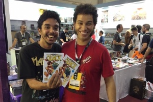 3.dez.2015 - O quadrinista de Sorocaba Kaji Pato (esq.), ao lado do editor Raphel Fernandes - Felipe Branco Cruz/UOL
