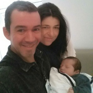 Cristina Afonso posa com o marido, Marcelo, e o filho Gabriel na maternidade - Arquivo pessoal