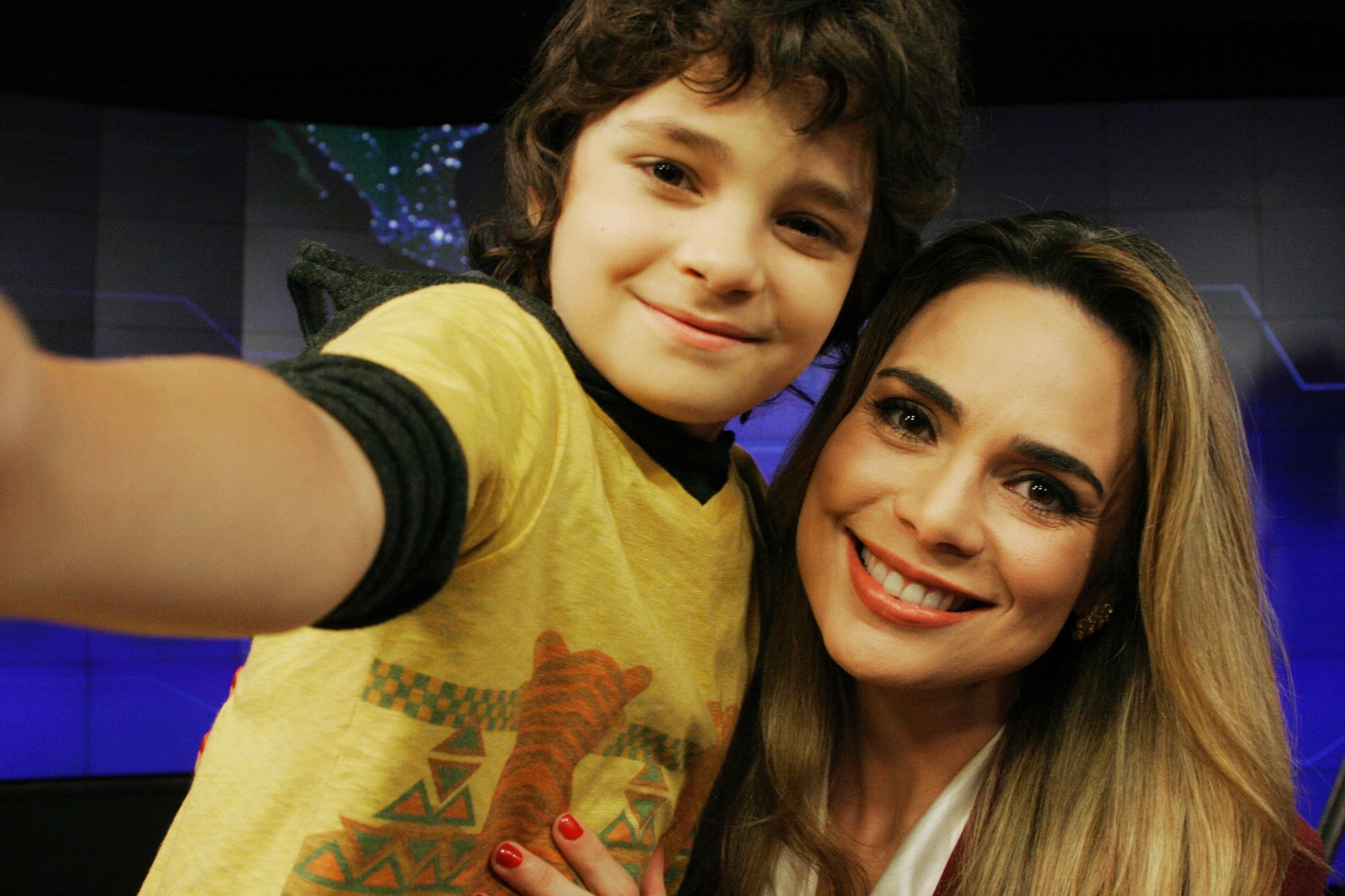 Felipe (Kevin Vechiatto) tira selfie com Rachel Sheherazade - Divulgação/SBT