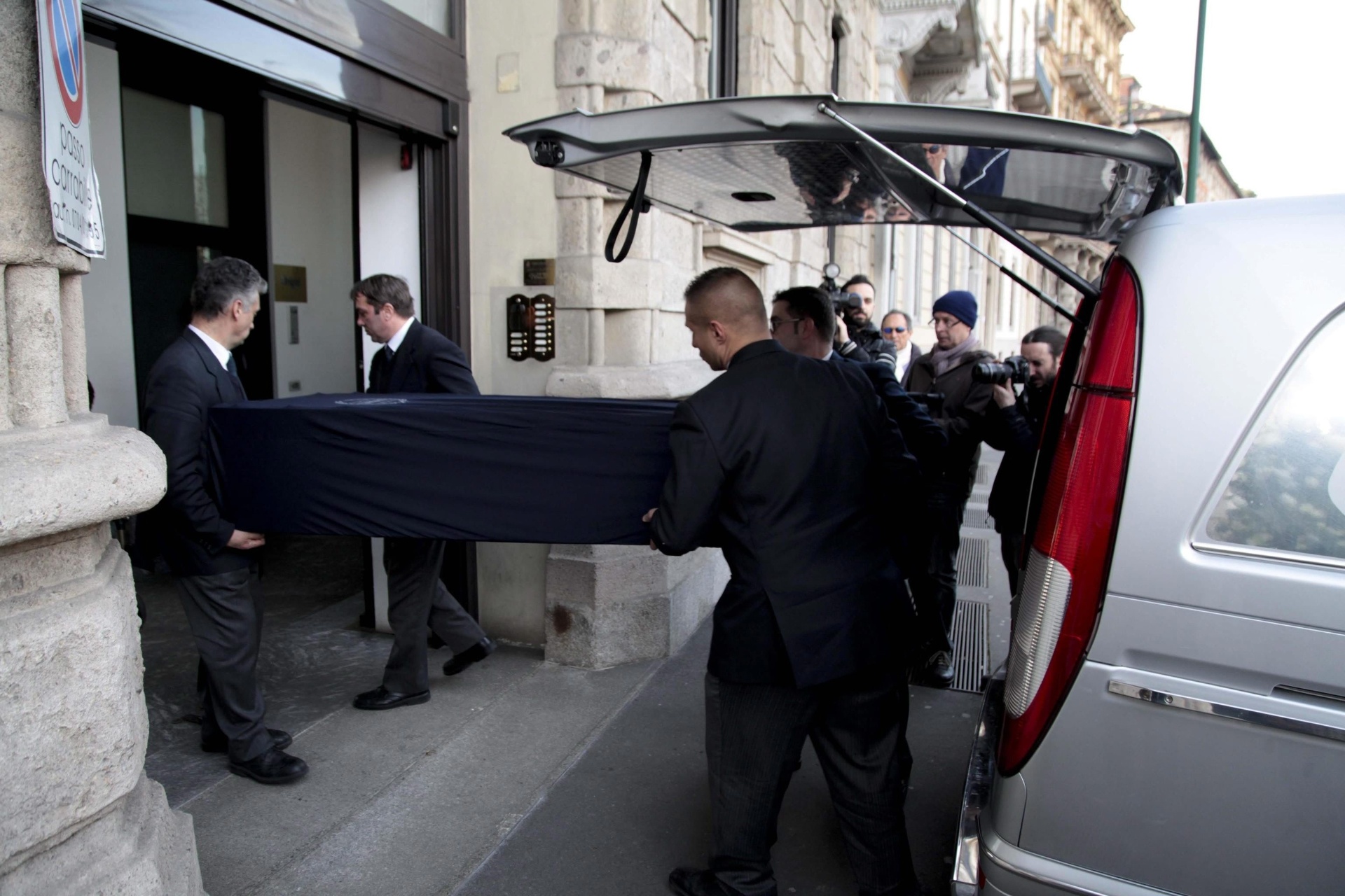 20.fev.2016 - Corpo de Umberto Eco deixa a casa onde ele morava em Milão. O escritor italiano morreu no dia 19 de fevereiro, aos 84 anos - Mourad Balti/EFE