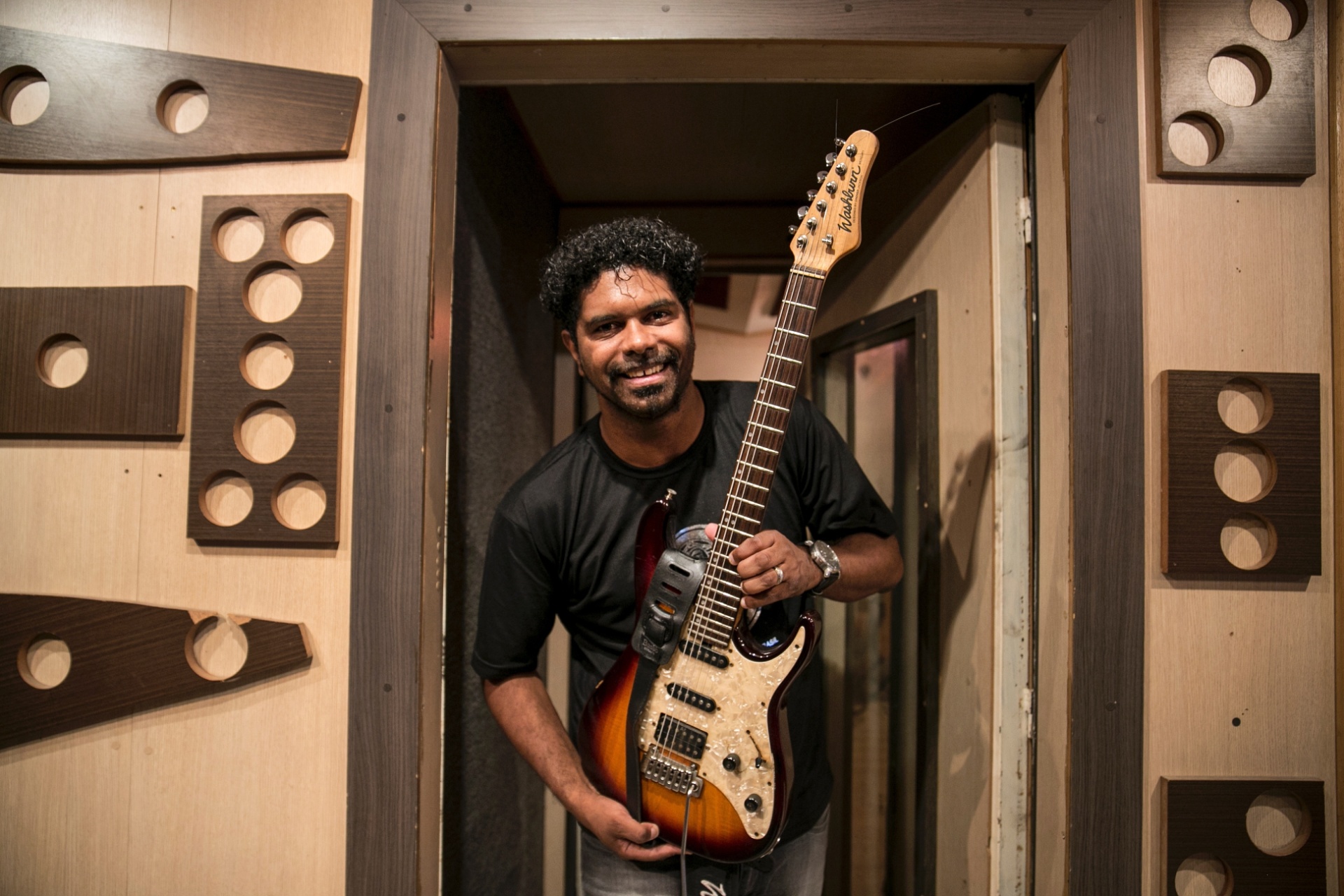 O pastor e cantor gospel Wesley Ros mostra seu estúdio particular em Osasco - Lucas Lima/UOL