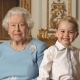 19.abr.2016 - Rainha Elizabeth posa com o filho Príncipe Charles, o neto William e o bisneto George - Ronald Macjechnie/Royal Mail