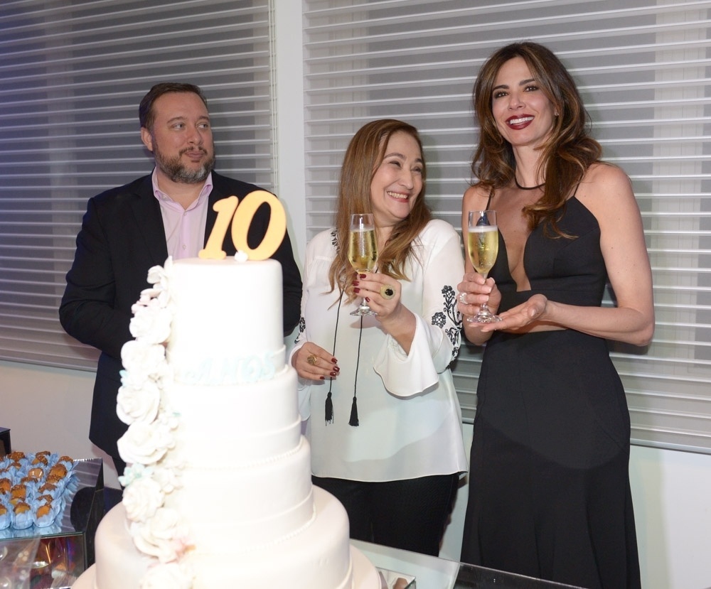 02.mai.2016 - Sonia Abrão comemora os dez anos de "A Tarde É Sua" ao lado de Luciana Gimenez e Franz Vacek, superintendente de Jornalismo e Esportes da RedeTV! - Francisco Cepeda/AgNews