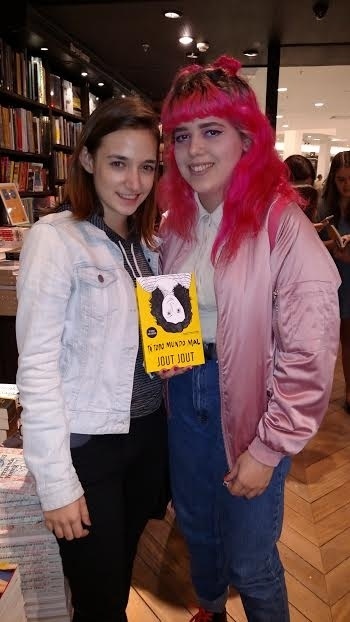 25.mai.2016- As amigas Isabela Macedo e Manoela Moura trocam ideias sobre os vídeos de Jout Jout - Marcela Ribeiro/UOL