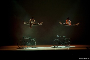 Cena de "Play", da companhia italiana Kataklò Athletic Dance Theater - Divulgação / Alberto Reina