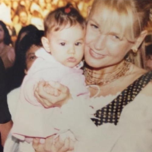 Xuxa constantemente declara seu amor pela filha nas redes sociais. Ela já publicou uma foto de quando a menina tinha poucos meses de vida - Reprodução/Instagram/xuxamenegheloficial