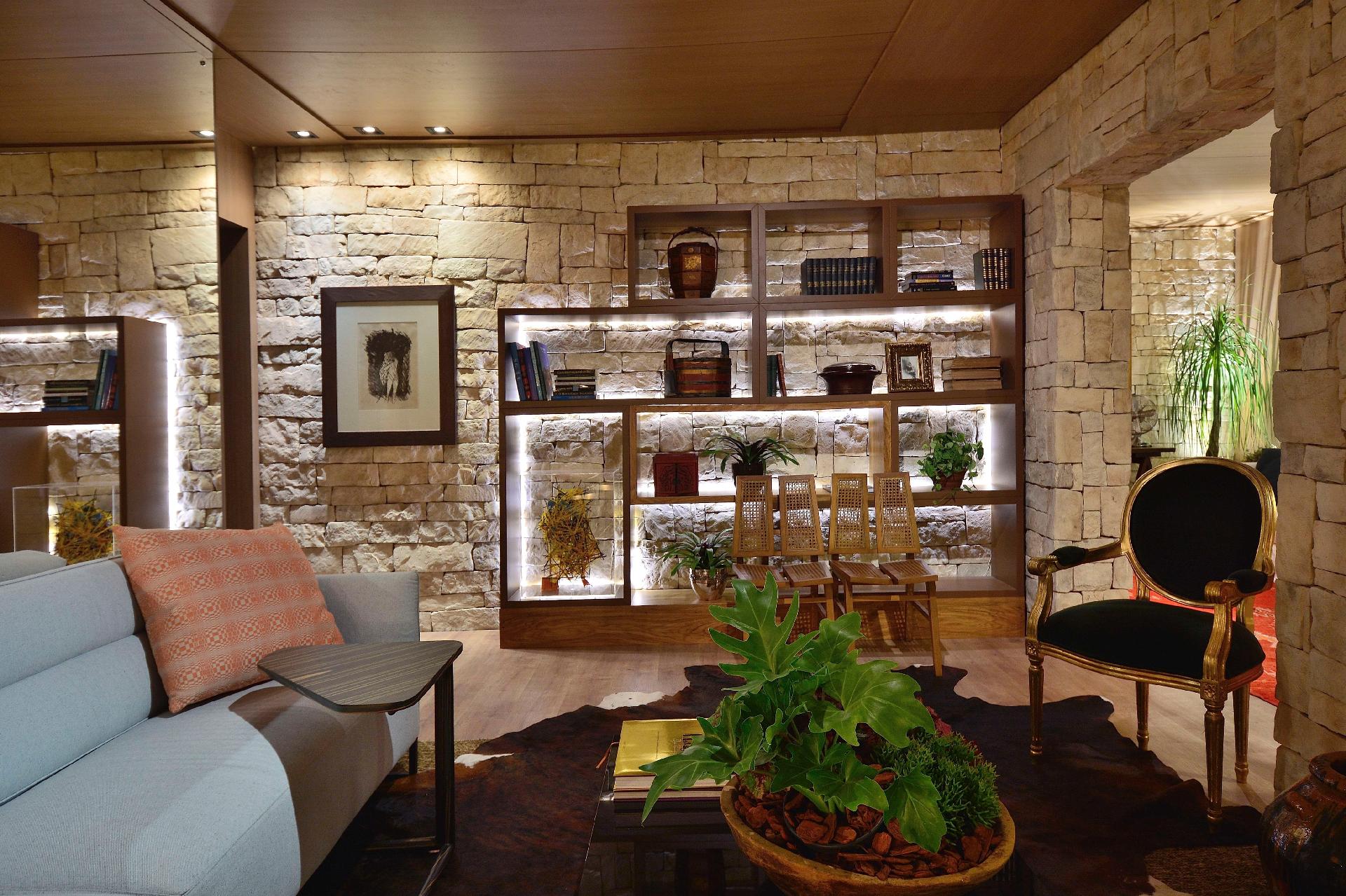 O quarteto Rosane Hinnah Dulinski, Débora Marquardt, Aline Hessel e Claudia Litvin assina o Estar Las Piedras, com 45 m². As paredes são quase totalmente revestidas por 'pedras' moldadas a partir de argila expandida (Eccostone). No ambiente ainda foram usados laminado, no piso, e painéis em MDF no padrão avelã para revestir o teto. Os móveis têm inspiração uruguaia - Eduardo Liotti/ Divulgação