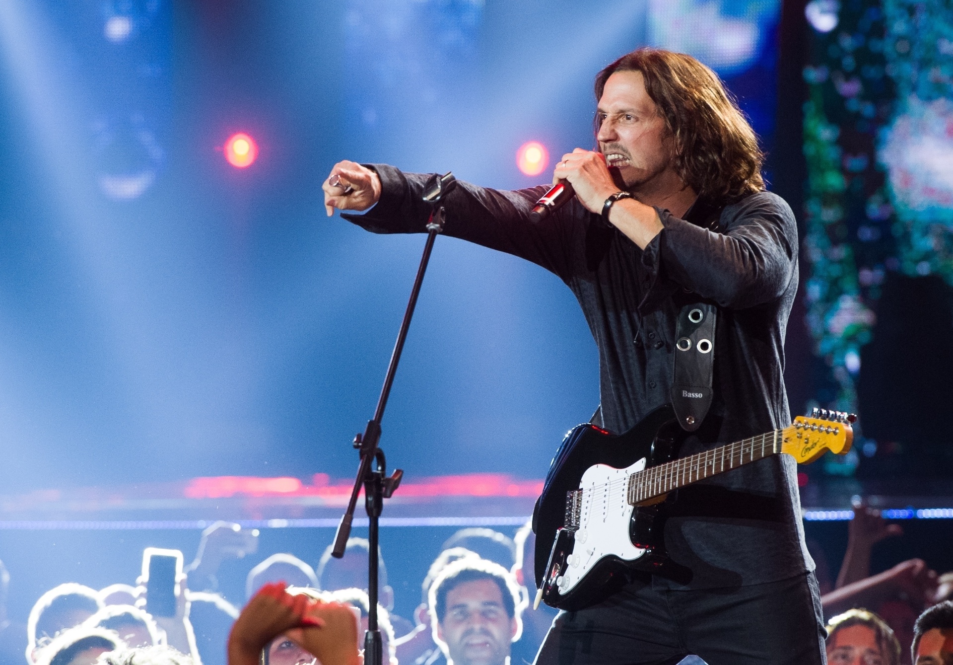 26.out.2016 - Gui Santiago (Vladimir Brichta) canta a música "Nossa Hora" em gravação da novela "Rock Story" realizada no palco do Prêmio Multishow - João Cotta/TV Globo