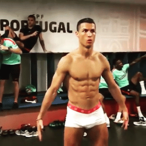 Cristiano Ronaldo de cueca no desafio do manequim - Reprodução/Instagram footballroyals