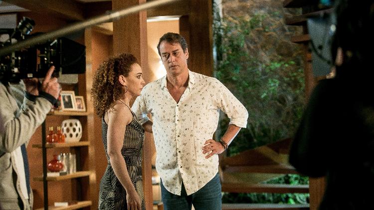  Laila (Laila Garin) recebe Jorginho (Marcello Antony) em "Rock Story" - Raquel Cunha/Divulgação/TV Globo - Raquel Cunha/Divulgação/TV Globo