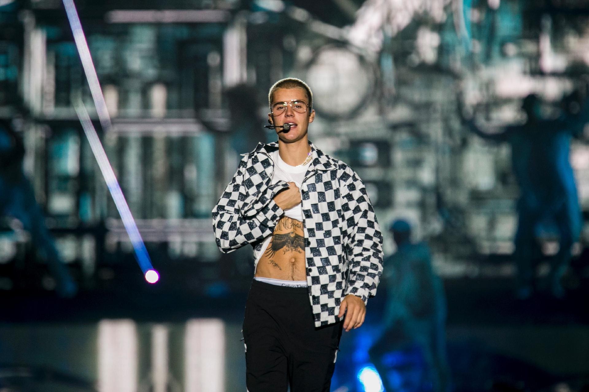 De óculos de grau, Justin Bieber exibe o tanquinho durante seu show da "Purpose Tour" na Praça da Apoteose, no Rio de Janeiro - Bruna Prado/UOL