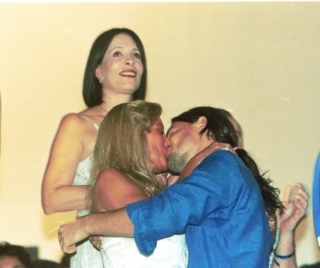 Murilo Rosa e Vera Fischer namoram por oito meses entre 2001 e 2002. Um relacionamento intenso que começou com uma troca de olhares na festa de aniversário da atriz, no início de dezembro, e assumido na noite do Réveillon, na praia de Copacabana. Os pombinhos circularam pelas noites cariocas durante um tempo, mas tão inesperado começou, tão inesperado terminou."Virou amizade", disse na época Rosa - UOL