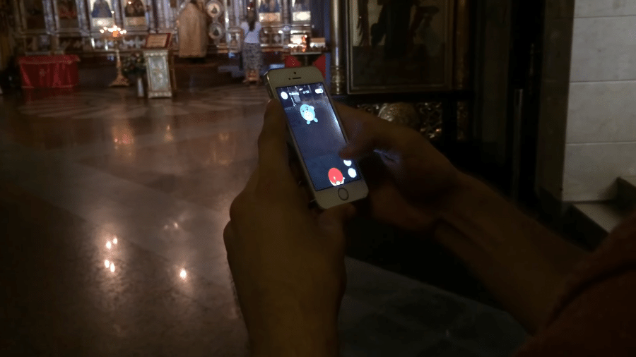 Blogueiro Ruslan Sokolovsky jogando "Pokémon GO" em uma igreja ortodoxa russa - Reprodução