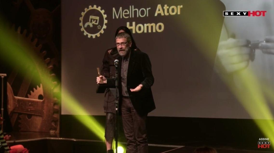 Representante de Kaleb recebe o troféu de melhor ator homo pelo filme "O Tímido da Sauna" - Reprodução/YouTube
