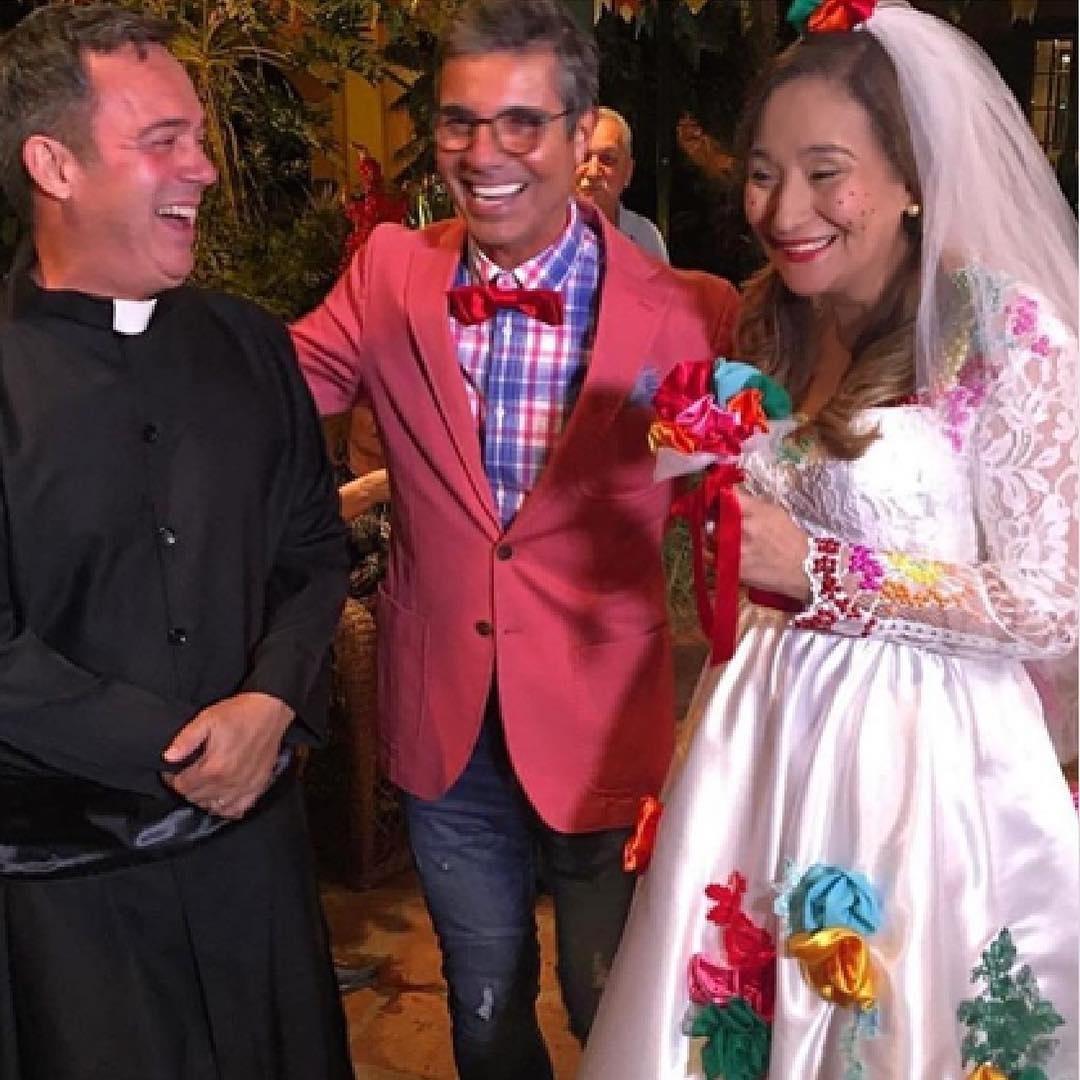 Sonia Abrão foi vestida de noiva ao lado de João Kleber e Tatola Godas - Reprodução/Instagram