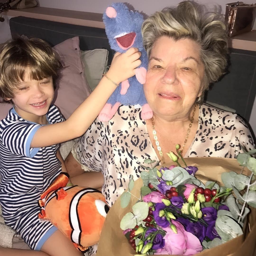 Dia de comemorar o aniversário da vovó com brinquedos, presentes e em Paris. Feliz aniversário, dona Ema - Reprodução/InstagramVittoriogioficial