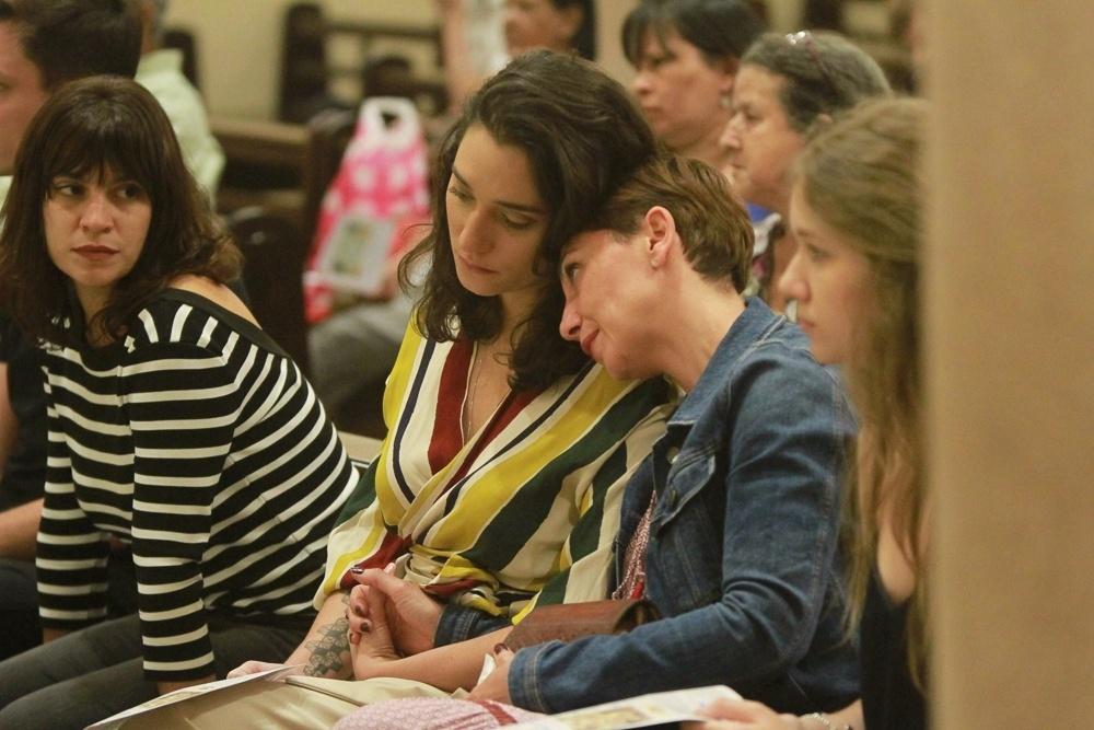 Filhos de Marcelo Rezende choram em missa de sétimo dia do jornalista, nesta sexta-feira (22), em São Paulo - Amauri Nehn/Brazil News