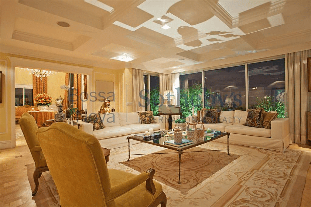 Uma das salas de estar do apartamento de 2 mil metros quadrados da apresentadora Luciana Gimenez - Divulgação/Sotheby's