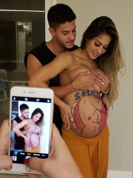 Arthur Aguiar tampa os seios de Mayra Cardi em ensaio de gravidez - Reprodução/Instagram