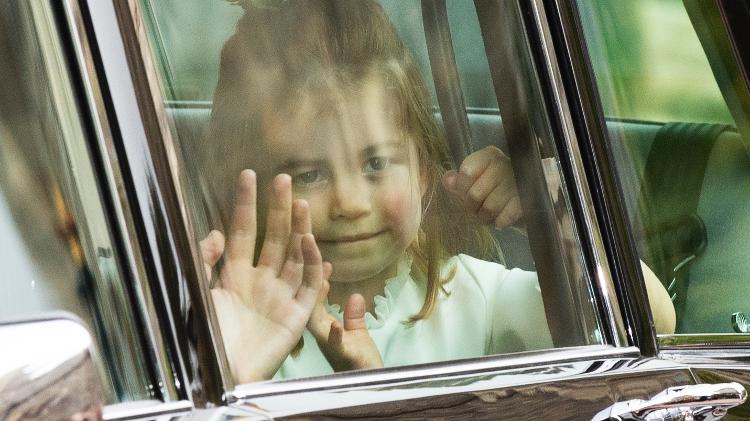 A princesa Charlotte acena para os convidados e súditos na chegada do casamento da princesa Eugenie - Getty Images - Getty Images