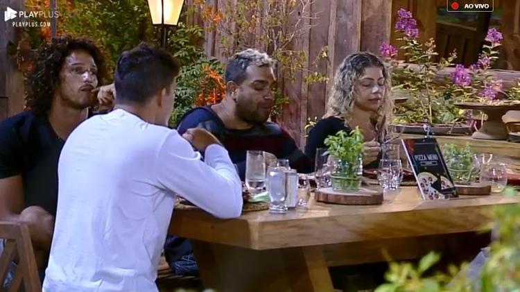 Peões se deliciam com pizza e cerveja - Reprodução/PlayPlus - Reprodução/PlayPlus