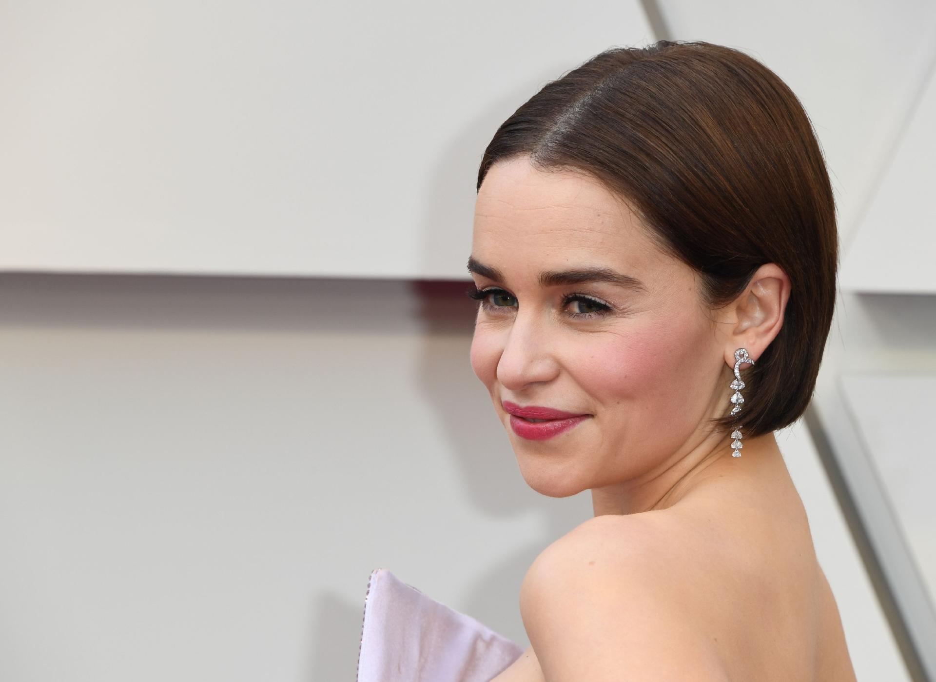 Beleza do Oscar - Emilia Clarke - AFP