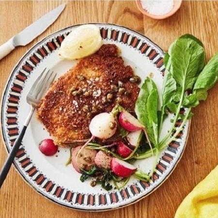A escritora Alison Roman publicou em 2017 seu primeiro livro de culinária "Dining In" - Reprodução/Instagram
