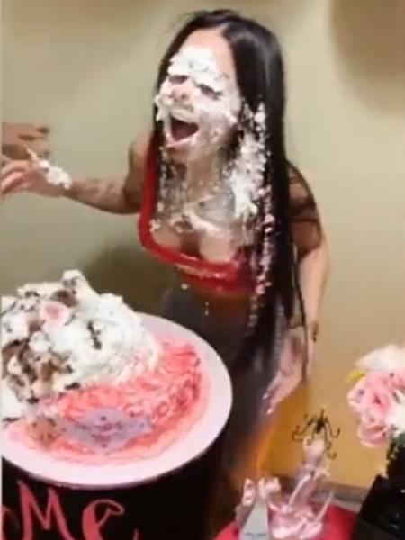 MC Mirella leva bolo na cara de namorado - Reprodução/Instagram