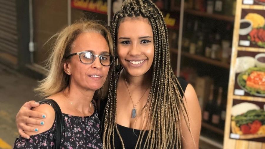 Alinne Araujo e a mãe, Maria Elizabeth, em foto publicada no perfil do Instagram da jovem - Reprodução/Instagram