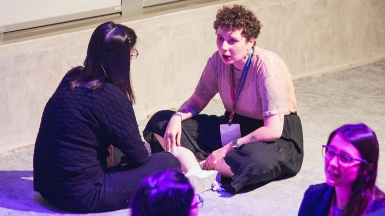 Sessão de terapia "express" fez com que as 62 alunas caíssem no choro e encheu auditório de fungadas de nariz - Ariane Thrall - Ariane Thrall