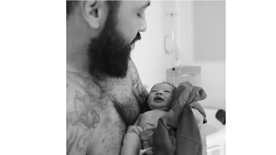 Mateus, da dupla com Jorge, com a filha recém-nascida, Flor - Reprodução/Instagram