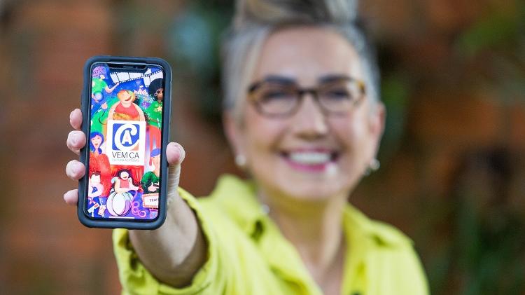 Cláudia Werneck mostra o aplicativo "Vem Cá", para que o público encontre atrações culturais acessíveis - Felipe O'Neill/Divulgação